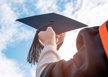 Devo optar por pós ou segunda graduação?