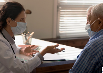 Você sabe como um assistente social atua?