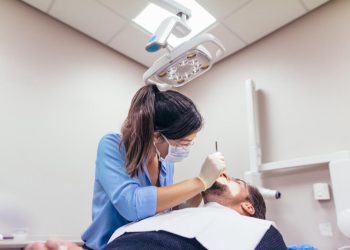 O que faz um dentista?