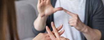 Perdendo o medo de Sinalizar: LIBRAS para Comunicação e atendimento