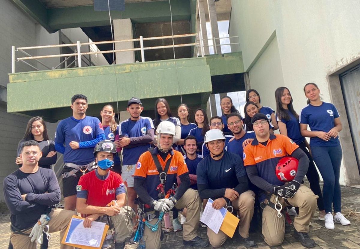 Liga Acadêmica do Suporte Básico de Vida em Parada Cardiorrespiratória realiza instrução básica de rapel