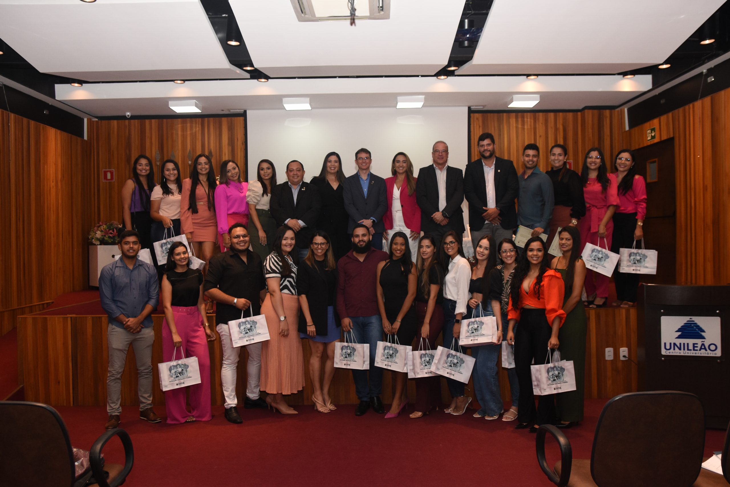 Unileão celebra entrada dos novos fisioterapeutas formados pela instituição no mercado de trabalho com entrega de carteiras profissionais