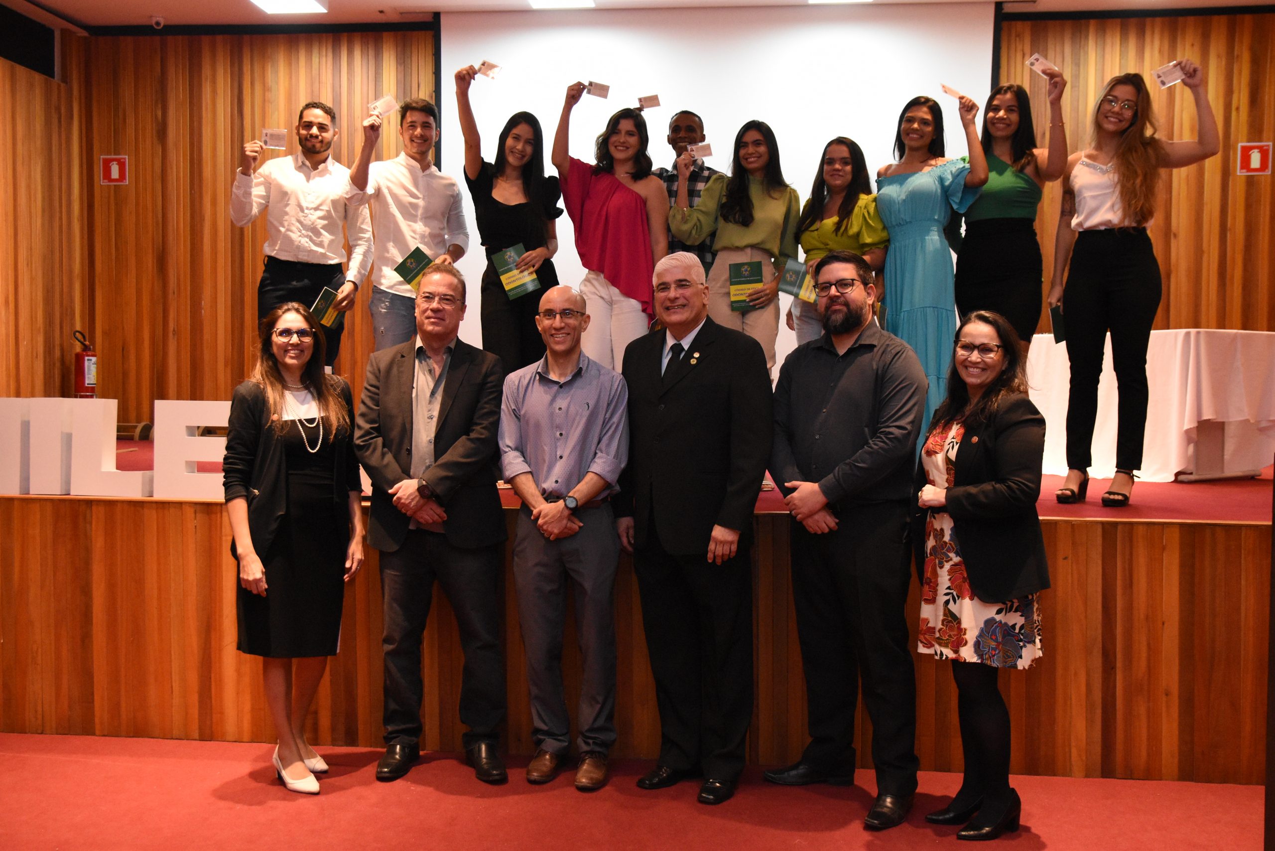 Solenidade marca entrega de carteiras profissionais aos formados em Odontologia 2023.2