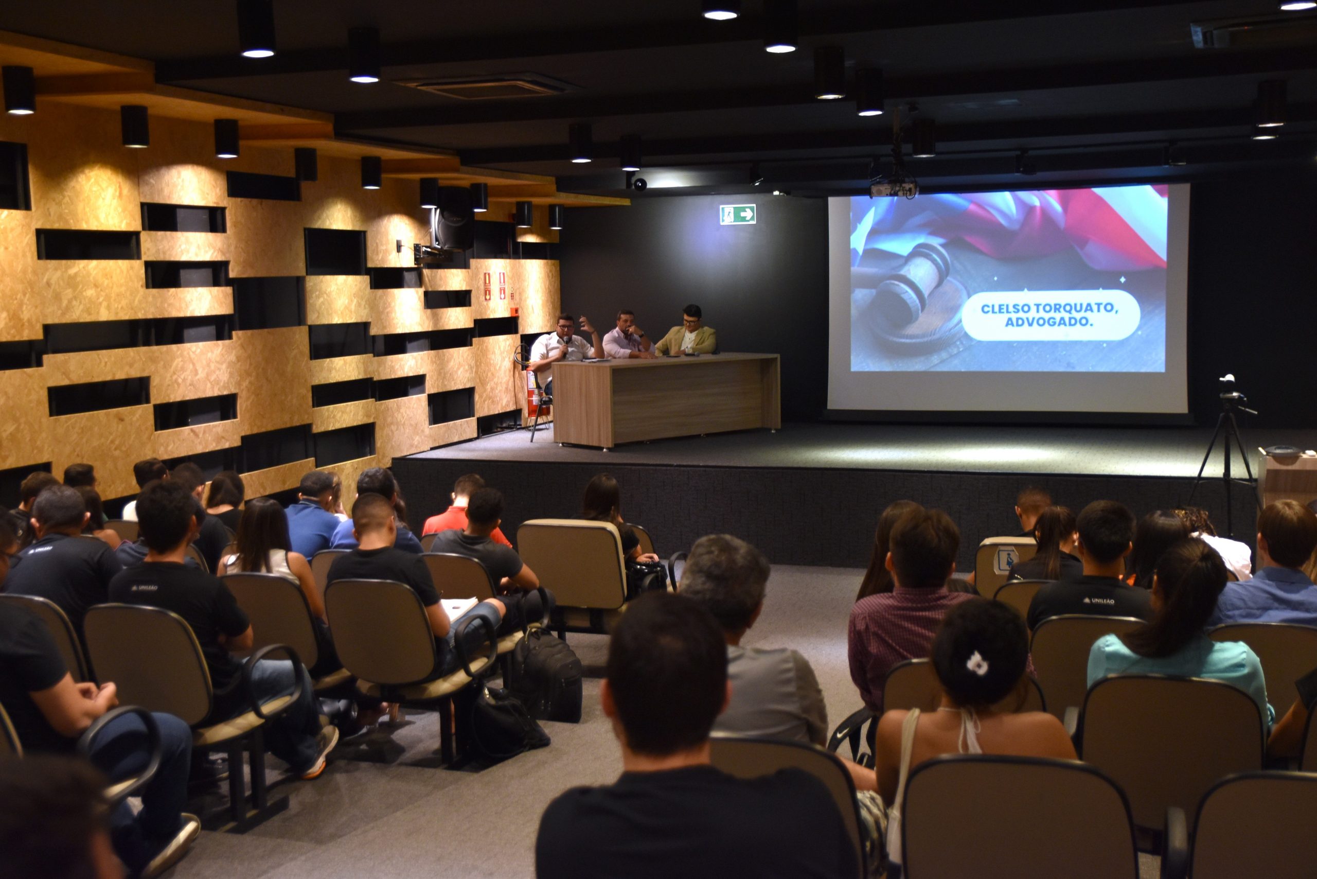 Egressos de destaque retornam à Unileão para inspirar alunos do 1º e 2º de Direito