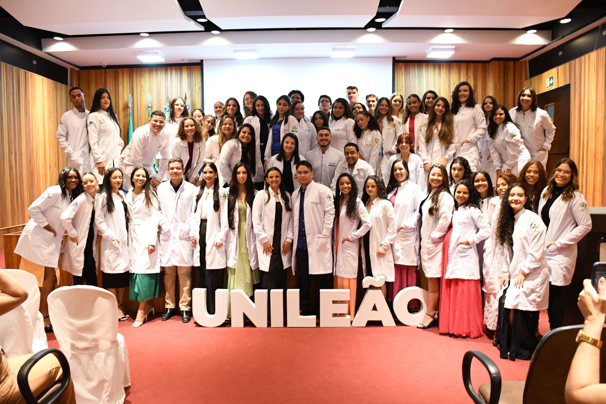 Cerimônia do Jaleco marca início e fim de jornada para estudantes de Biomedicina na Unileão