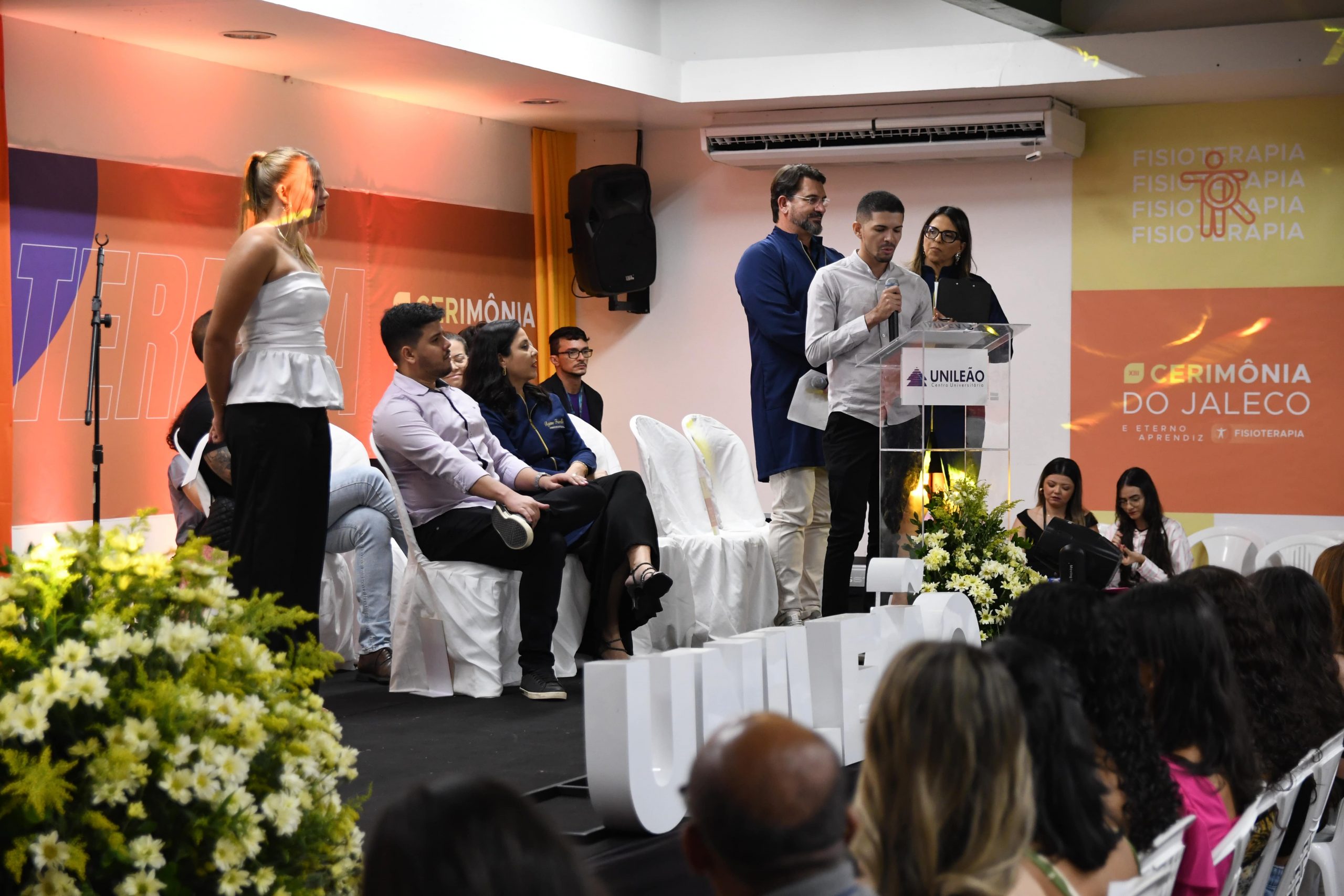 Emoção e compromisso: XIII Cerimônia do Jaleco e Eterno Aprendiz marca início da jornada dos estudantes de Fisioterapia