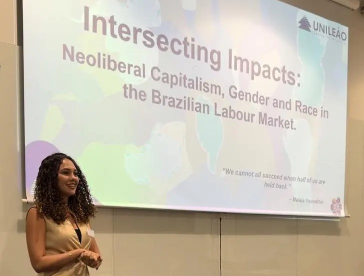 Estudante apresenta trabalho na Inglaterra, agradece apoio da Unileão e compartilha experiência com a comunidade universitária