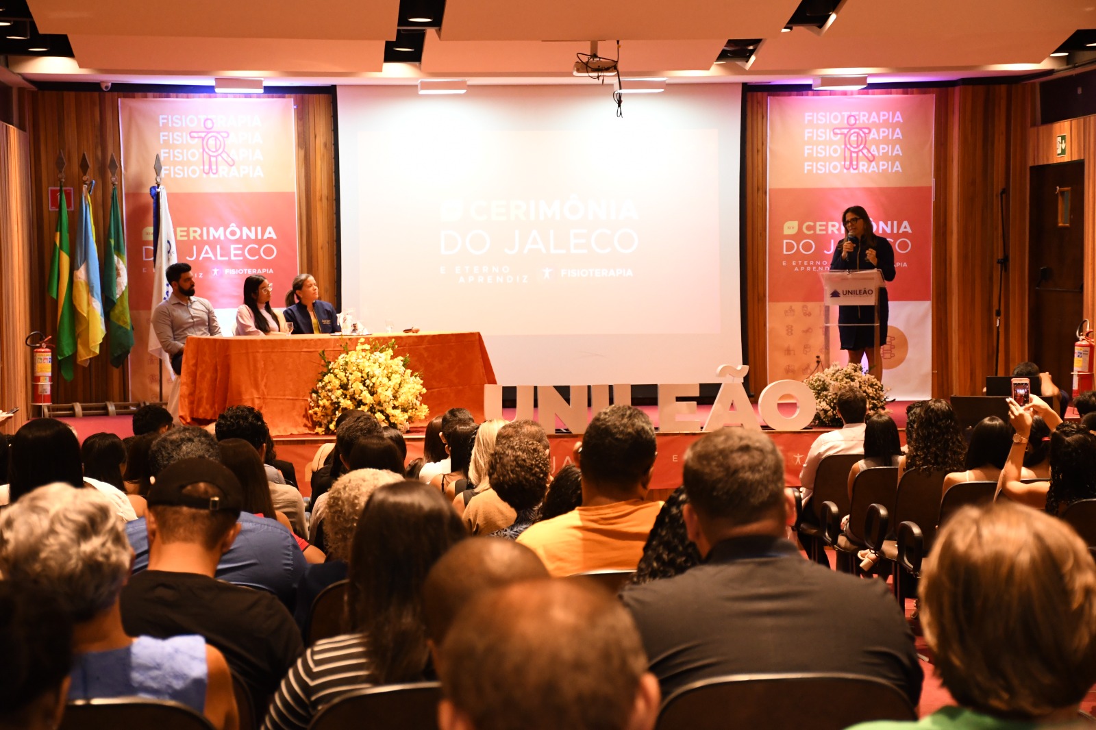 XIV Cerimônia do Jaleco de Fisioterapia lota auditório e marca início da jornada dos ingressantes no curso