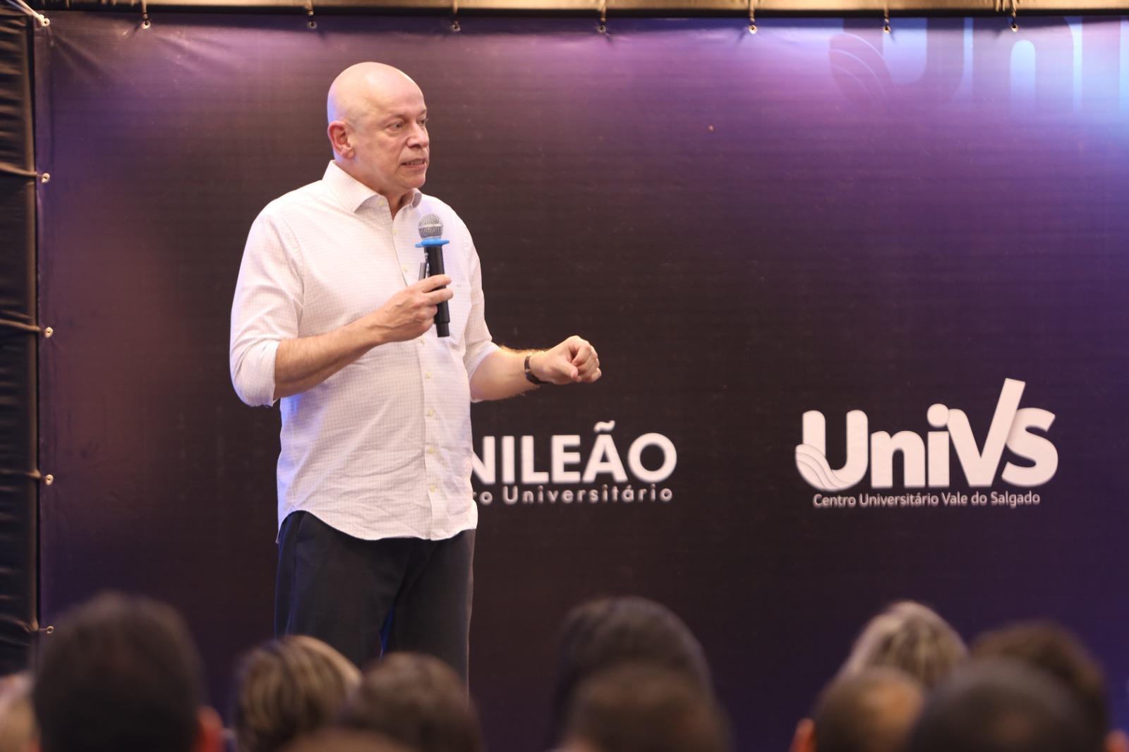 Investimento em formação continuada para um ensino de excelência: Leandro Karnal ministra palestra para professores do Grupo Unileão
