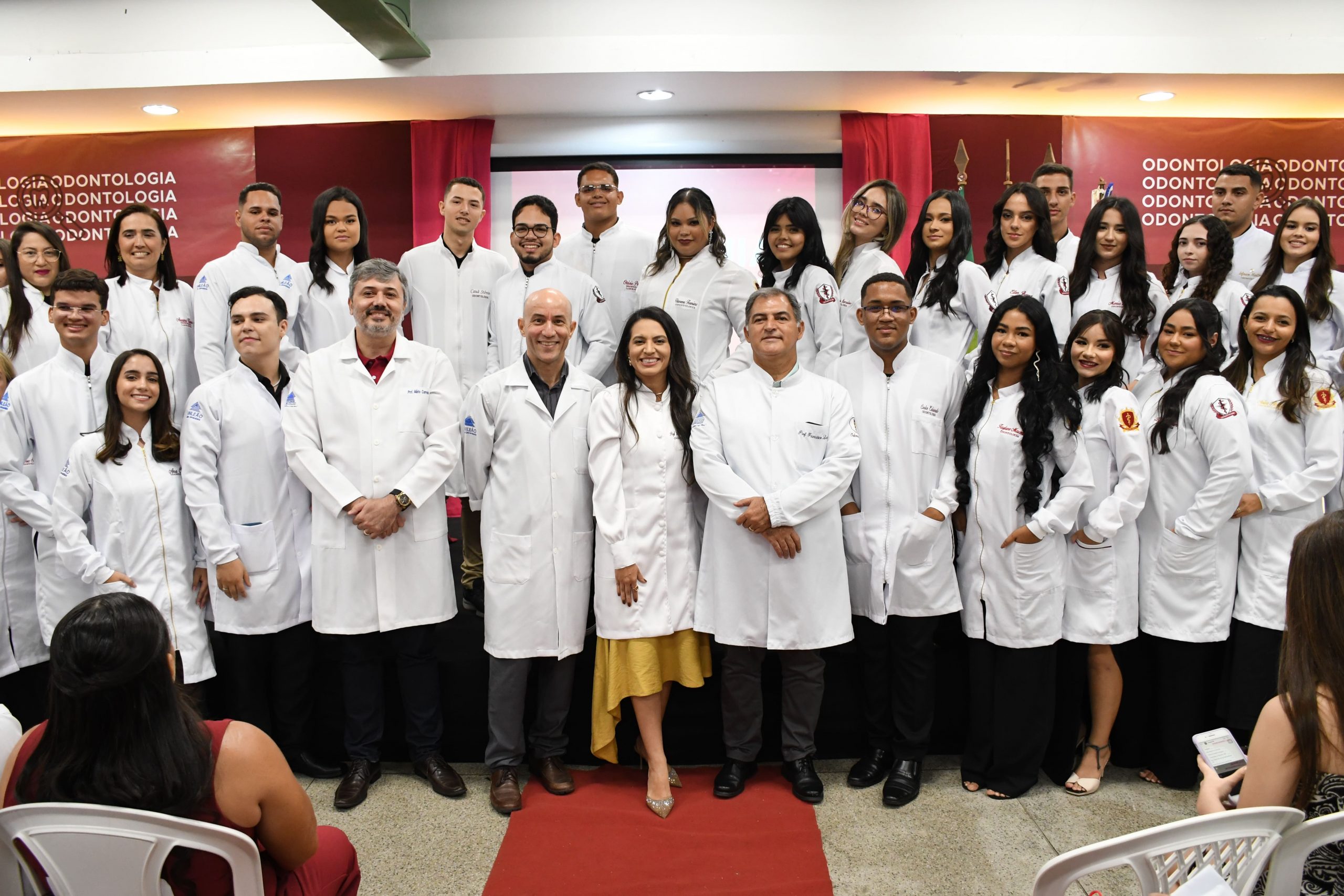 Cerimônia do Jaleco da Odontologia celebra conquista no Enade e emociona acadêmicos da Unileão