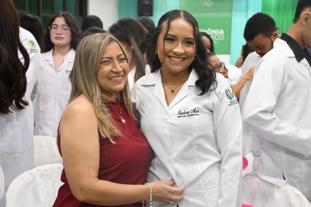 Vestindo o futuro: cerimônia do jaleco emociona estudantes de Medicina Veterinária da Unileão